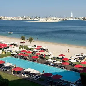 spacious-beachfront-2-bedroom-apartment-the-8.dubaihotelsoffers.com/